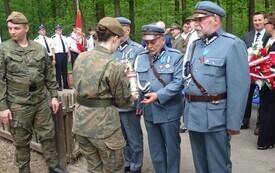 Pamięć, kt&oacute;ra trwa wśr&oacute;d leśnej ciszy 9