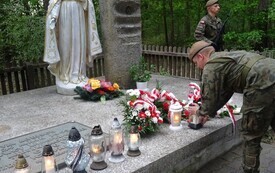 Pamięć, kt&oacute;ra trwa wśr&oacute;d leśnej ciszy 10