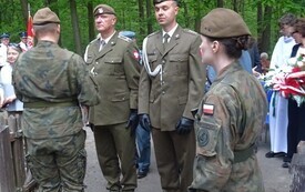Pamięć, kt&oacute;ra trwa wśr&oacute;d leśnej ciszy 11