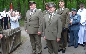 Pamięć, kt&oacute;ra trwa wśr&oacute;d leśnej ciszy 12