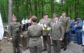 Pamięć, kt&oacute;ra trwa wśr&oacute;d leśnej ciszy 13