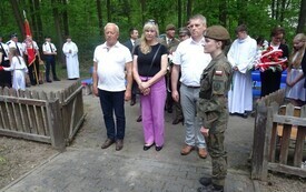 Pamięć, kt&oacute;ra trwa wśr&oacute;d leśnej ciszy 14