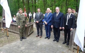 Pamięć, kt&oacute;ra trwa wśr&oacute;d leśnej ciszy 16