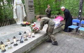 Pamięć, kt&oacute;ra trwa wśr&oacute;d leśnej ciszy 17