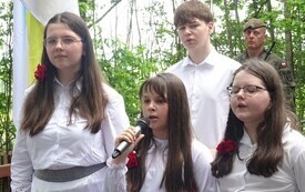 Pamięć, kt&oacute;ra trwa wśr&oacute;d leśnej ciszy 33