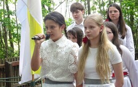 Pamięć, kt&oacute;ra trwa wśr&oacute;d leśnej ciszy 34