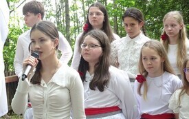 Pamięć, kt&oacute;ra trwa wśr&oacute;d leśnej ciszy 38