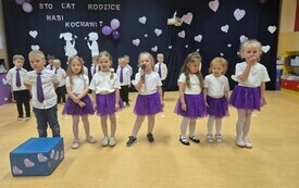 Dzień Mamy i Taty w przedszkolu w Chybicach 33