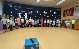 Dzień Mamy i Taty w przedszkolu w Chybicach 37