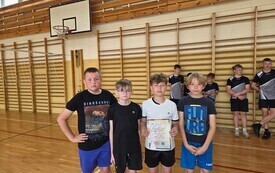 Nie dali szans rywalom! Chłopcy z Chybic najlepsi w gminnym czw&oacute;rboju lekkoatletycznym 5