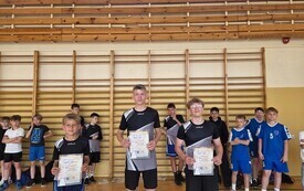 Nie dali szans rywalom! Chłopcy z Chybic najlepsi w gminnym czw&oacute;rboju lekkoatletycznym 6