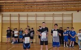 Nie dali szans rywalom! Chłopcy z Chybic najlepsi w gminnym czw&oacute;rboju lekkoatletycznym 8