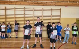 Nie dali szans rywalom! Chłopcy z Chybic najlepsi w gminnym czw&oacute;rboju lekkoatletycznym 10