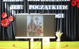 Wieczorek pożegnalny &oacute;smoklasist&oacute;w 49