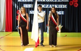 Wieczorek pożegnalny &oacute;smoklasist&oacute;w 61
