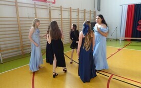 Wieczorek pożegnalny &oacute;smoklasist&oacute;w 77