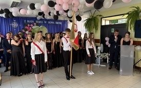 Galeria aktualności &bdquo;Z mapą serca w nową drogę&rdquo; &ndash; uroczyste pożegnanie klas &oacute;smych w Publicznej Szkole Podstawowej w Szerzawach 5