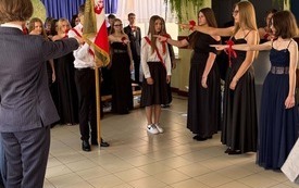 Galeria aktualności &bdquo;Z mapą serca w nową drogę&rdquo; &ndash; uroczyste pożegnanie klas &oacute;smych w Publicznej Szkole Podstawowej w Szerzawach 20