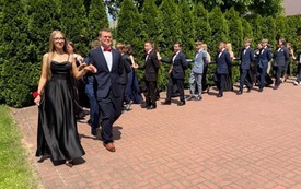Galeria aktualności &bdquo;Z mapą serca w nową drogę&rdquo; &ndash; uroczyste pożegnanie klas &oacute;smych w Publicznej Szkole Podstawowej w Szerzawach 28