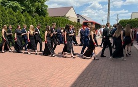 Galeria aktualności &bdquo;Z mapą serca w nową drogę&rdquo; &ndash; uroczyste pożegnanie klas &oacute;smych w Publicznej Szkole Podstawowej w Szerzawach 32