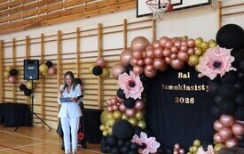 Uroczyste zakończenie nauki przez uczni&oacute;w klasy VIII Publicznej Szkoły Podstawowej im. Feliksa Szczęsnego Karnickiego w Chybicach 1