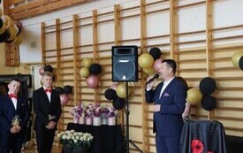 Uroczyste zakończenie nauki przez uczni&oacute;w klasy VIII Publicznej Szkoły Podstawowej im. Feliksa Szczęsnego Karnickiego w Chybicach 2
