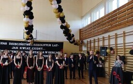 Uroczyste zakończenie nauki przez uczni&oacute;w klasy VIII Publicznej Szkoły Podstawowej im. Feliksa Szczęsnego Karnickiego w Chybicach 3
