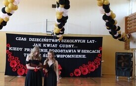 Uroczyste zakończenie nauki przez uczni&oacute;w klasy VIII Publicznej Szkoły Podstawowej im. Feliksa Szczęsnego Karnickiego w Chybicach 15