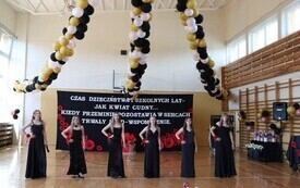 Uroczyste zakończenie nauki przez uczni&oacute;w klasy VIII Publicznej Szkoły Podstawowej im. Feliksa Szczęsnego Karnickiego w Chybicach 19