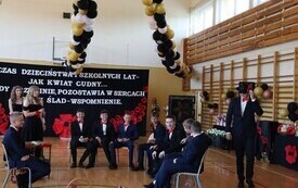 Uroczyste zakończenie nauki przez uczni&oacute;w klasy VIII Publicznej Szkoły Podstawowej im. Feliksa Szczęsnego Karnickiego w Chybicach 21