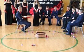 Uroczyste zakończenie nauki przez uczni&oacute;w klasy VIII Publicznej Szkoły Podstawowej im. Feliksa Szczęsnego Karnickiego w Chybicach 23