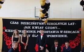 Uroczyste zakończenie nauki przez uczni&oacute;w klasy VIII Publicznej Szkoły Podstawowej im. Feliksa Szczęsnego Karnickiego w Chybicach 24