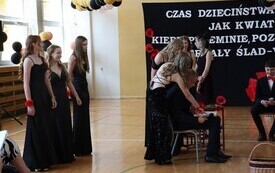 Uroczyste zakończenie nauki przez uczni&oacute;w klasy VIII Publicznej Szkoły Podstawowej im. Feliksa Szczęsnego Karnickiego w Chybicach 26