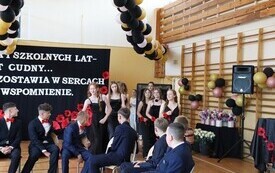 Uroczyste zakończenie nauki przez uczni&oacute;w klasy VIII Publicznej Szkoły Podstawowej im. Feliksa Szczęsnego Karnickiego w Chybicach 30