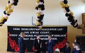 Uroczyste zakończenie nauki przez uczni&oacute;w klasy VIII Publicznej Szkoły Podstawowej im. Feliksa Szczęsnego Karnickiego w Chybicach 31