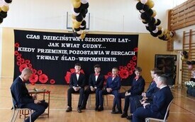Uroczyste zakończenie nauki przez uczni&oacute;w klasy VIII Publicznej Szkoły Podstawowej im. Feliksa Szczęsnego Karnickiego w Chybicach 32