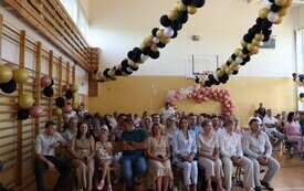 Uroczyste zakończenie nauki przez uczni&oacute;w klasy VIII Publicznej Szkoły Podstawowej im. Feliksa Szczęsnego Karnickiego w Chybicach 33