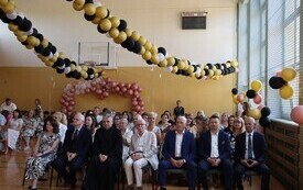 Uroczyste zakończenie nauki przez uczni&oacute;w klasy VIII Publicznej Szkoły Podstawowej im. Feliksa Szczęsnego Karnickiego w Chybicach 34