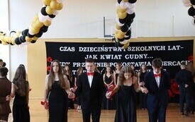 Uroczyste zakończenie nauki przez uczni&oacute;w klasy VIII Publicznej Szkoły Podstawowej im. Feliksa Szczęsnego Karnickiego w Chybicach 36