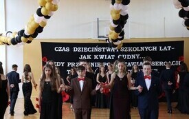Uroczyste zakończenie nauki przez uczni&oacute;w klasy VIII Publicznej Szkoły Podstawowej im. Feliksa Szczęsnego Karnickiego w Chybicach 37