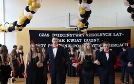 Uroczyste zakończenie nauki przez uczni&oacute;w klasy VIII Publicznej Szkoły Podstawowej im. Feliksa Szczęsnego Karnickiego w Chybicach 38