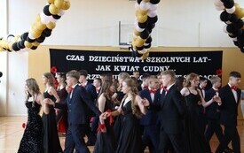 Uroczyste zakończenie nauki przez uczni&oacute;w klasy VIII Publicznej Szkoły Podstawowej im. Feliksa Szczęsnego Karnickiego w Chybicach 41