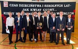 Uroczyste zakończenie nauki przez uczni&oacute;w klasy VIII Publicznej Szkoły Podstawowej im. Feliksa Szczęsnego Karnickiego w Chybicach 48