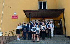 Uroczyste zakończenie nauki przez uczni&oacute;w klasy VIII Publicznej Szkoły Podstawowej im. Feliksa Szczęsnego Karnickiego w Chybicach 50