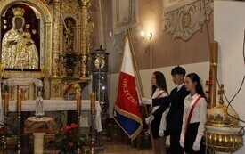 Uroczyste rozpoczęcie roku szkolnego w Publicznej Szkole Podstawowej im. Feliksa Szczęsnego Karnickiego w Chybicach 17