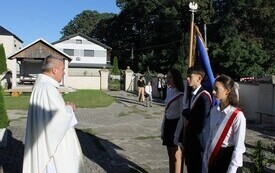 Uroczyste rozpoczęcie roku szkolnego w Publicznej Szkole Podstawowej im. Feliksa Szczęsnego Karnickiego w Chybicach 19