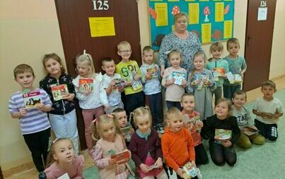 Zdjęcie do Grupa 0b w bibliotece szkolnej