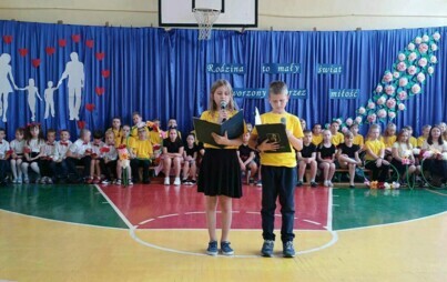 Zdjęcie do Rodzina to mały świat stworzony przez miłość 