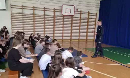 Zdjęcie do Spotkanie z policjantem na temat "Bezpieczne wakacje"