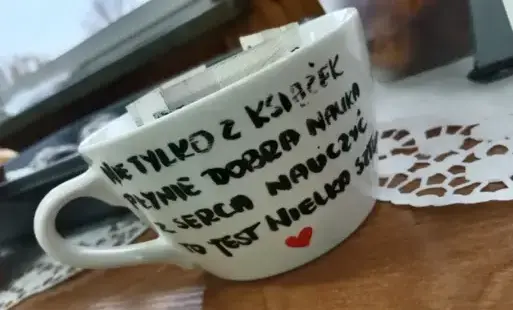 Zdjęcie do &bdquo;Dobro mnoży się, gdy się nim dzielisz&rdquo; &ndash; czyli charytatywny kiermasz klasy 1A dla Wiktorii